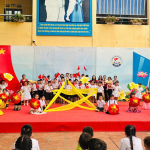 LỚP 2E TƯNG BỪNG TIẾT HOẠT ĐỘNG DƯỚI CỜ CHÀO MỪNG NGÀY SINH NHẬT BÁC HỒ